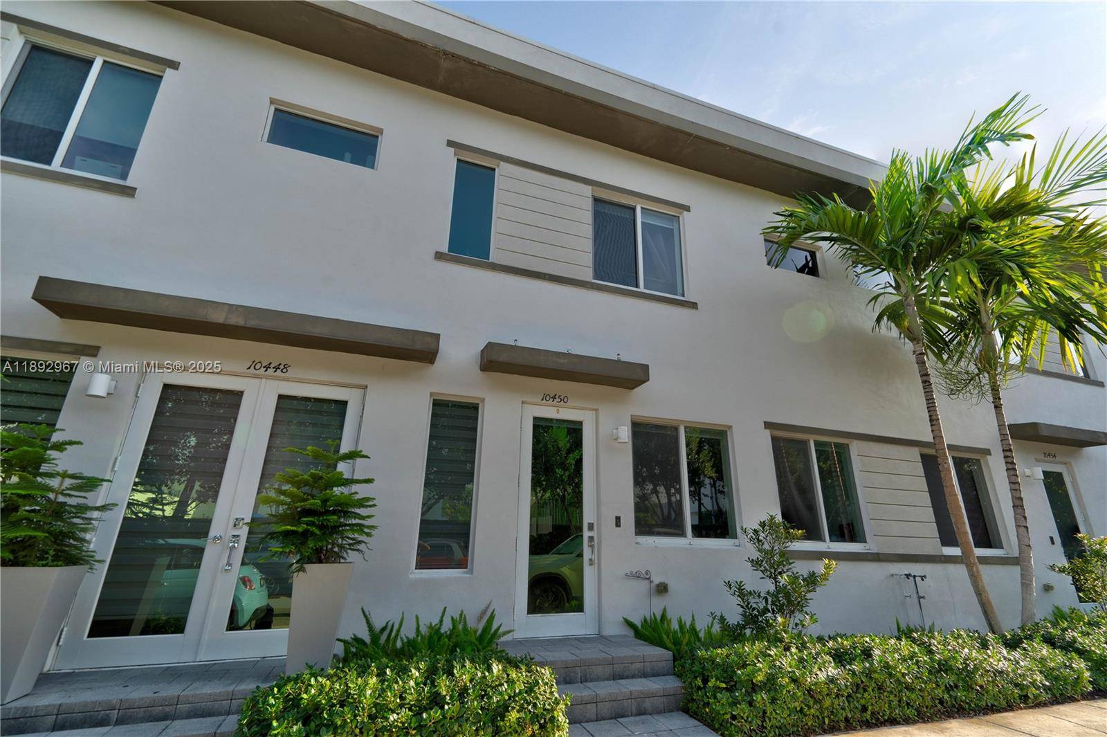 Beautiful modern townhouse located in the heart of Doral.