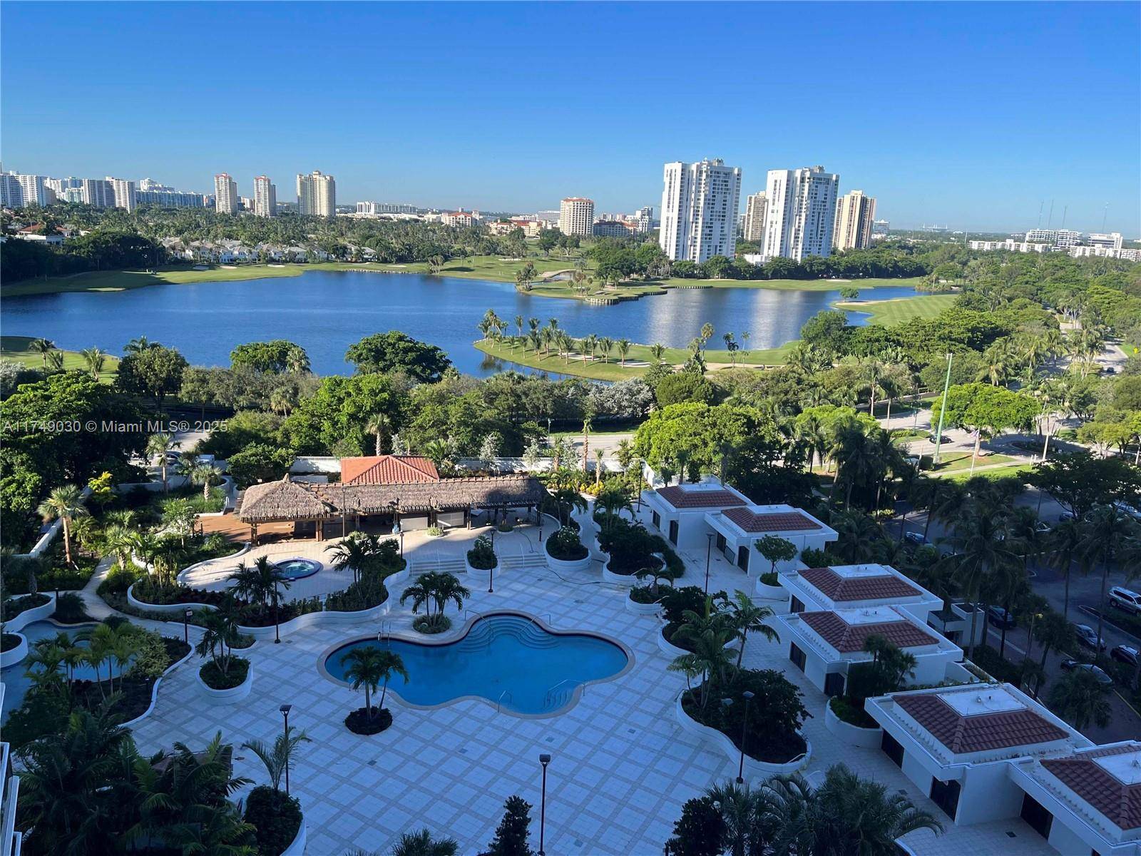 Beautiful 2 2 apartment with spectacular views of golfcourse, lake and city skyline !