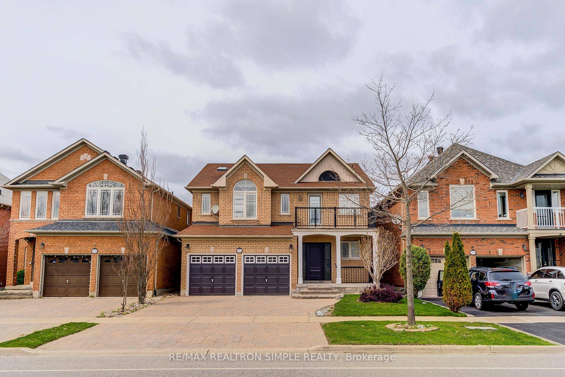 This stunning, elegant home is ideal for buyers who values luxurious finishes amp ; exquisite ravine settings.