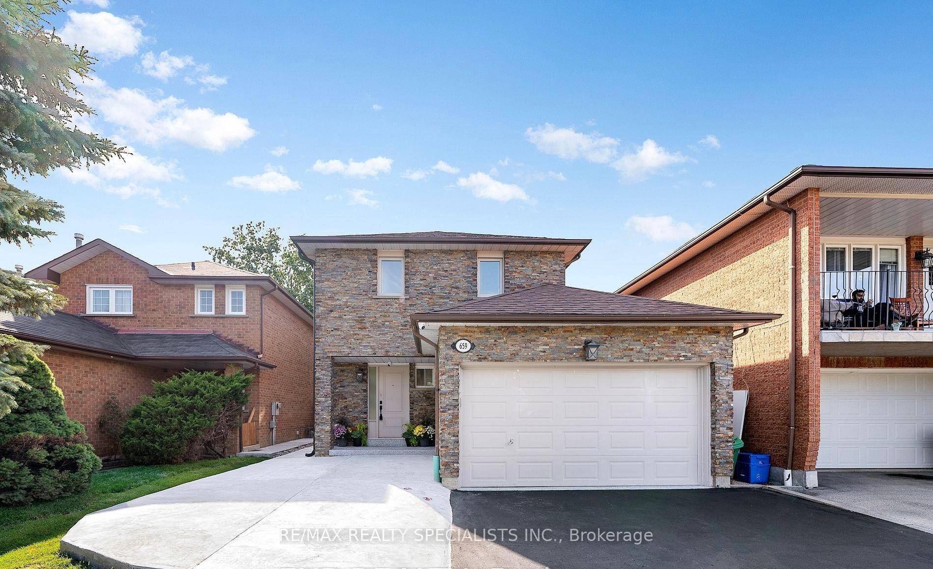 Beautiful and Modern Unit for Lease in Prime Location Heart Land Area.