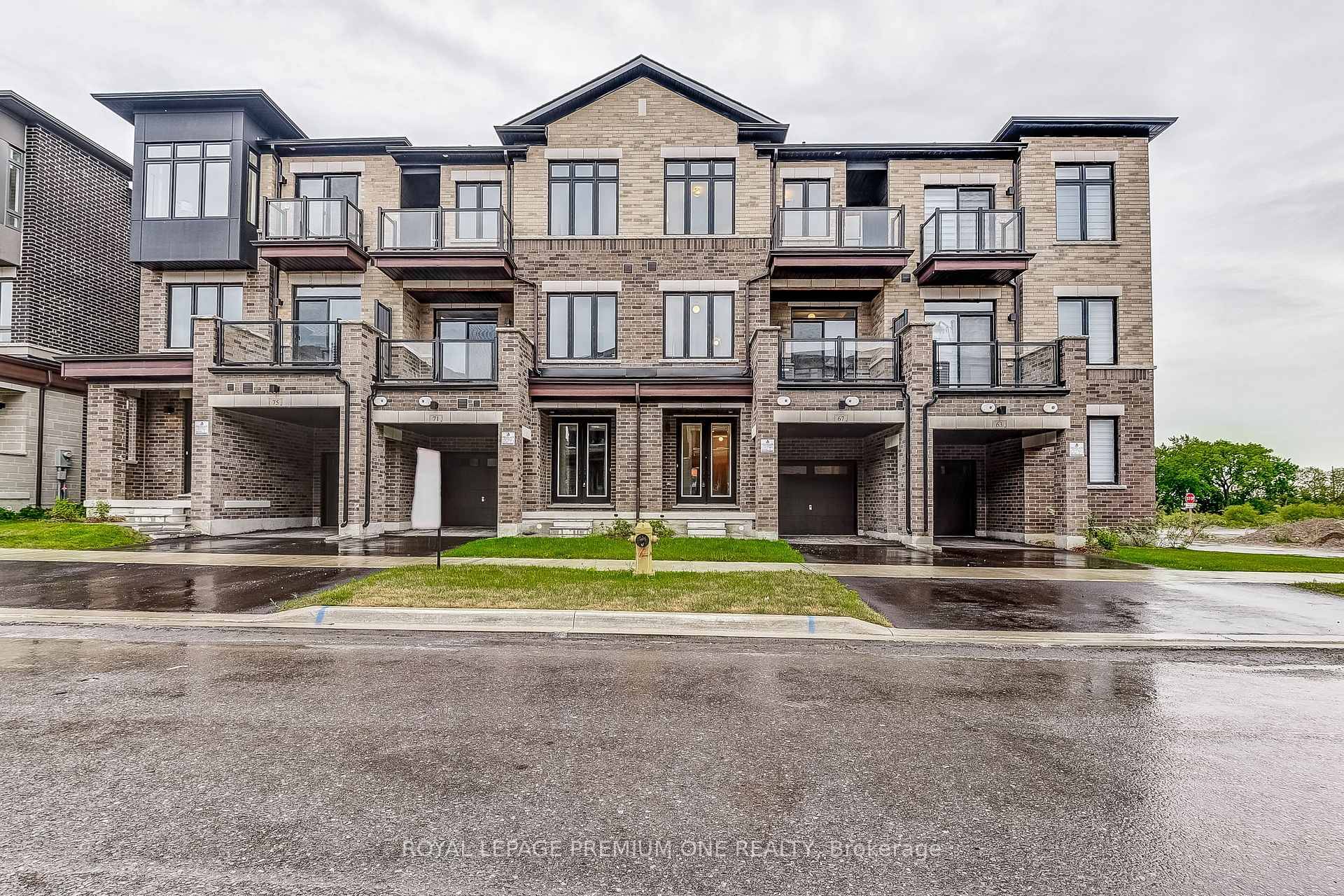 A brand new Freehold townhouse in Woodbridge, a most sought after neighborhood !