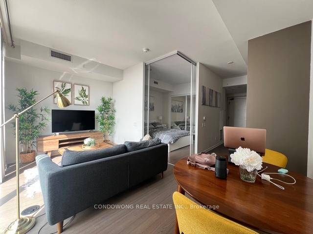 Experience urban living at its finest in this modern one bedroom condo featuring unobstructed city views, 9 ft ceilings, floor to ceiling windows, granite countertops, and engineered hardwood floors throughout.