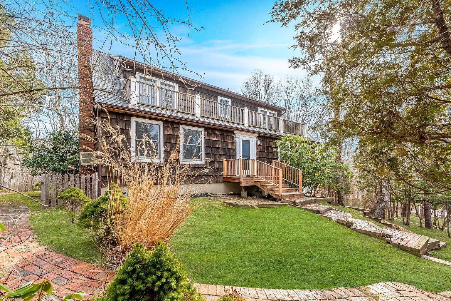 Lovely, light, peaceful, sunny, spacious summer home midway between Southampton and Sag Harbor in quiet Roses Grove neighborhood.