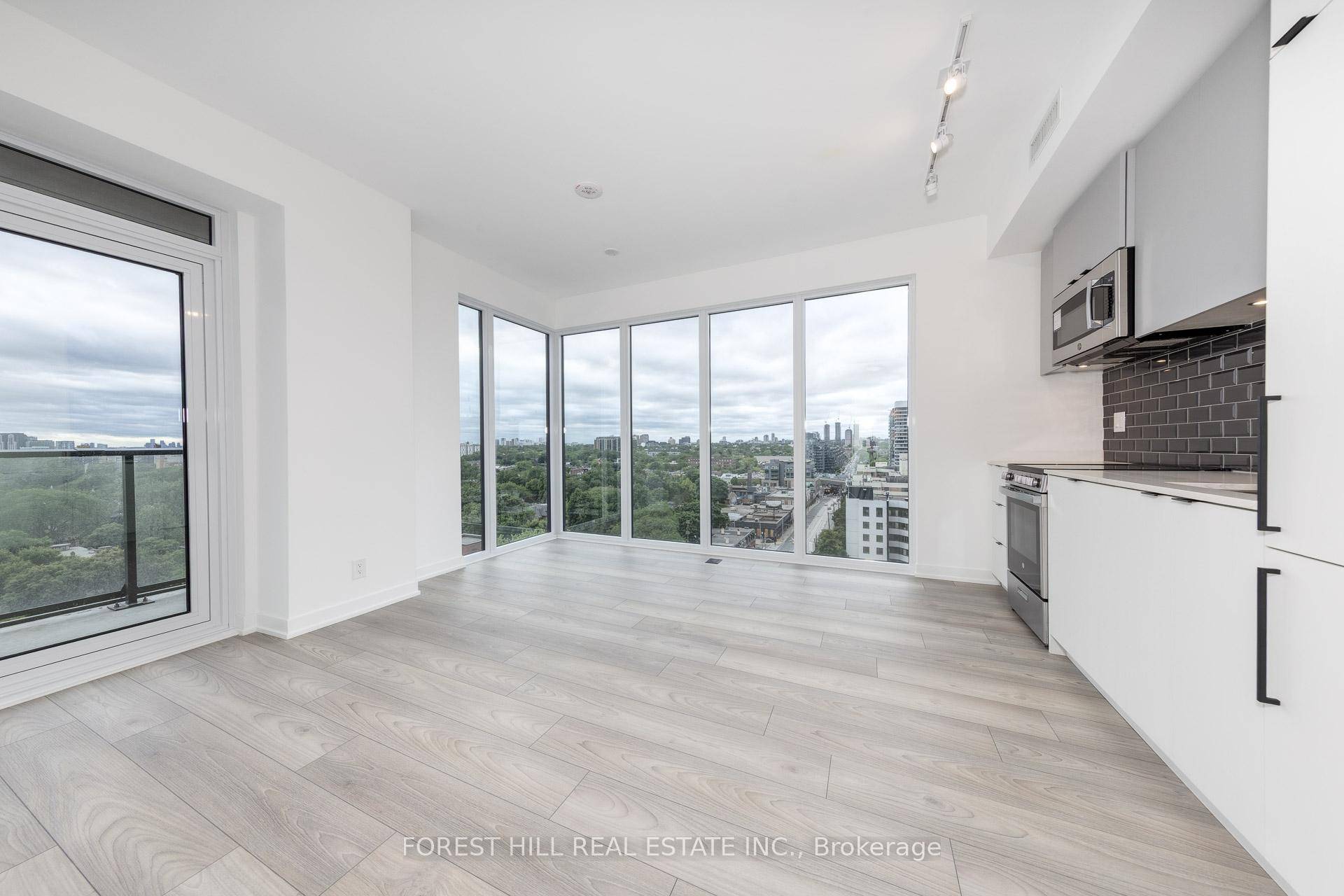 Welcome to XO2 Condos a brand new, never lived in corner suite offering contemporary urban living at its finest.