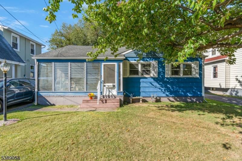 Well maintained ranch home on the north side of Dunellen.