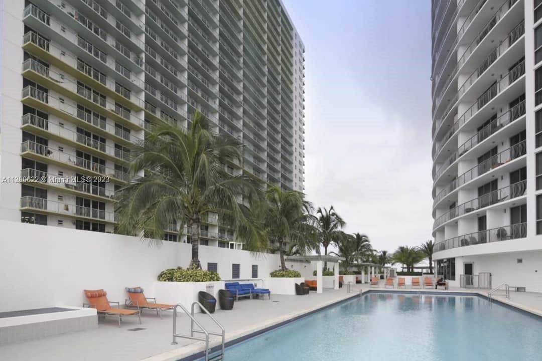 Introducing an exquisite studio apartment in Edgewater Miami, where luxury meets convenience.