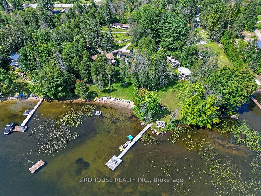 Waterfront family resort on Shadow Lake, welcome to your perfect lakeside getaway !