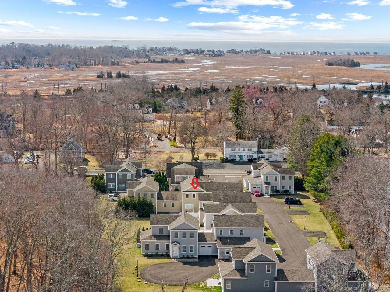 Welcome to this elegant 2 bedroom townhouse style condominium located in the nearly new East River Farms community.