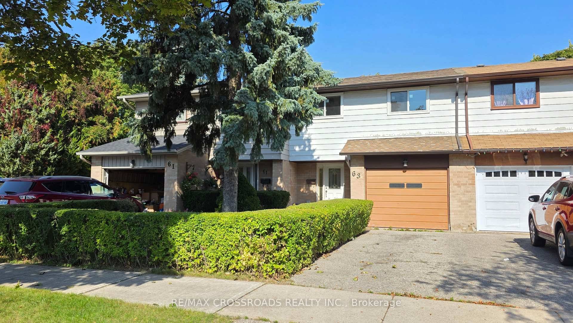Welcome to this beautifully renovated bright 3 bed, 2 bath townhouse for lease in Toronto !