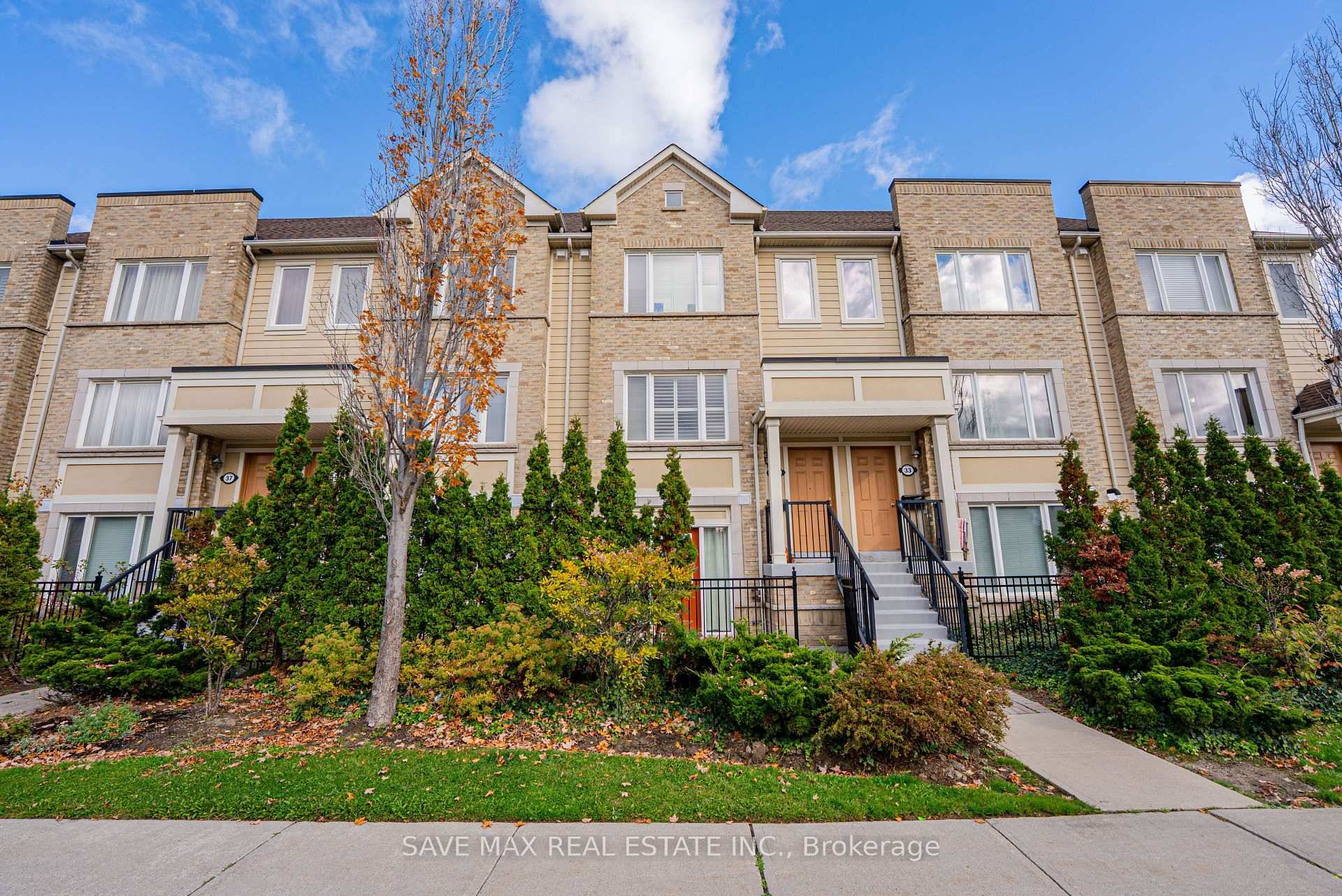 Beautiful Ground Floor One Level Townhome In Desirable Churchill Meadows !
