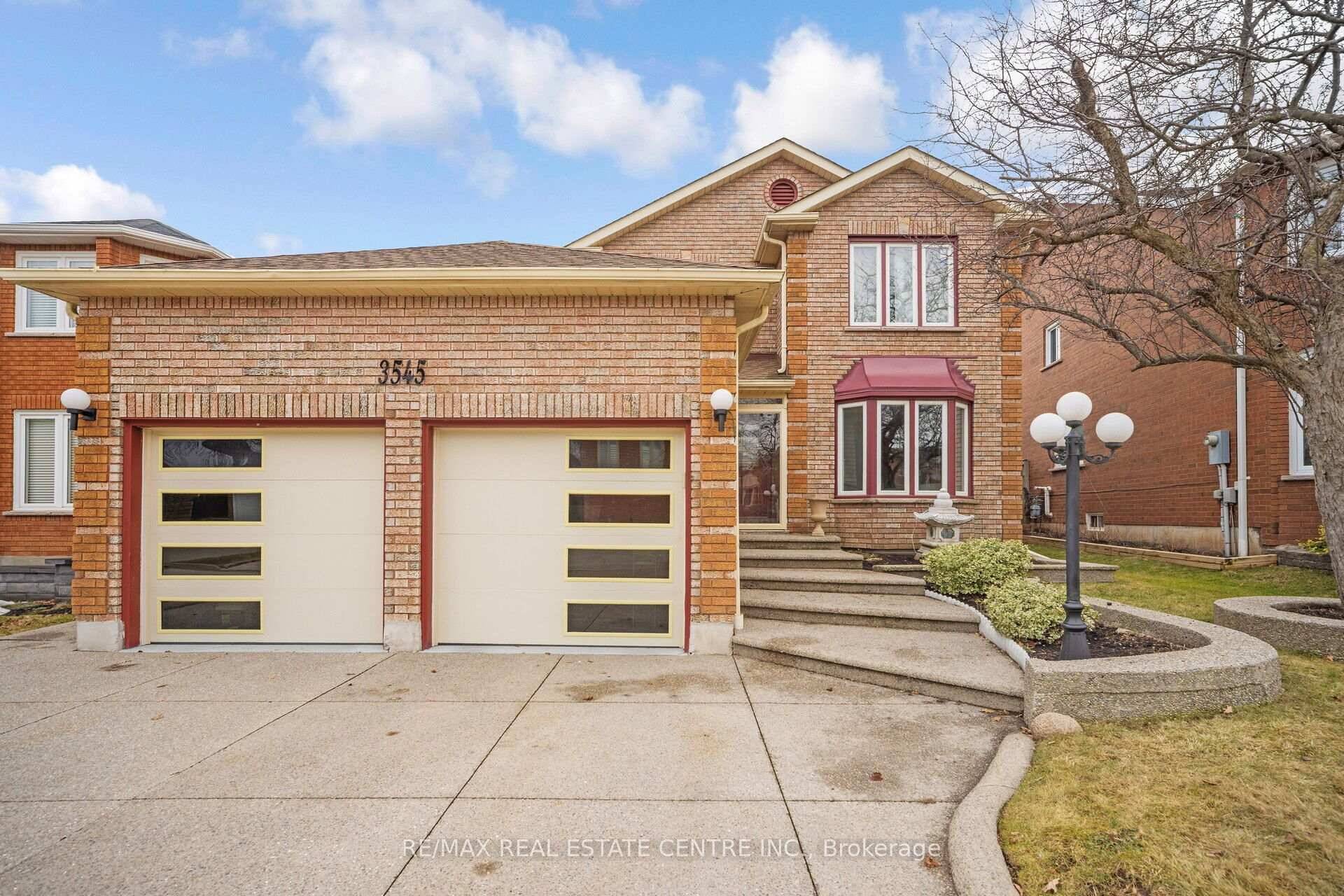 Exquisite 4 Bedroom Executive Home in Erin Mills Welcome to 3545 Marmac 3437 Sq Ft as per MPAC, a beautifully upgraded 4 bedroom executive home on a spacious lot in ...