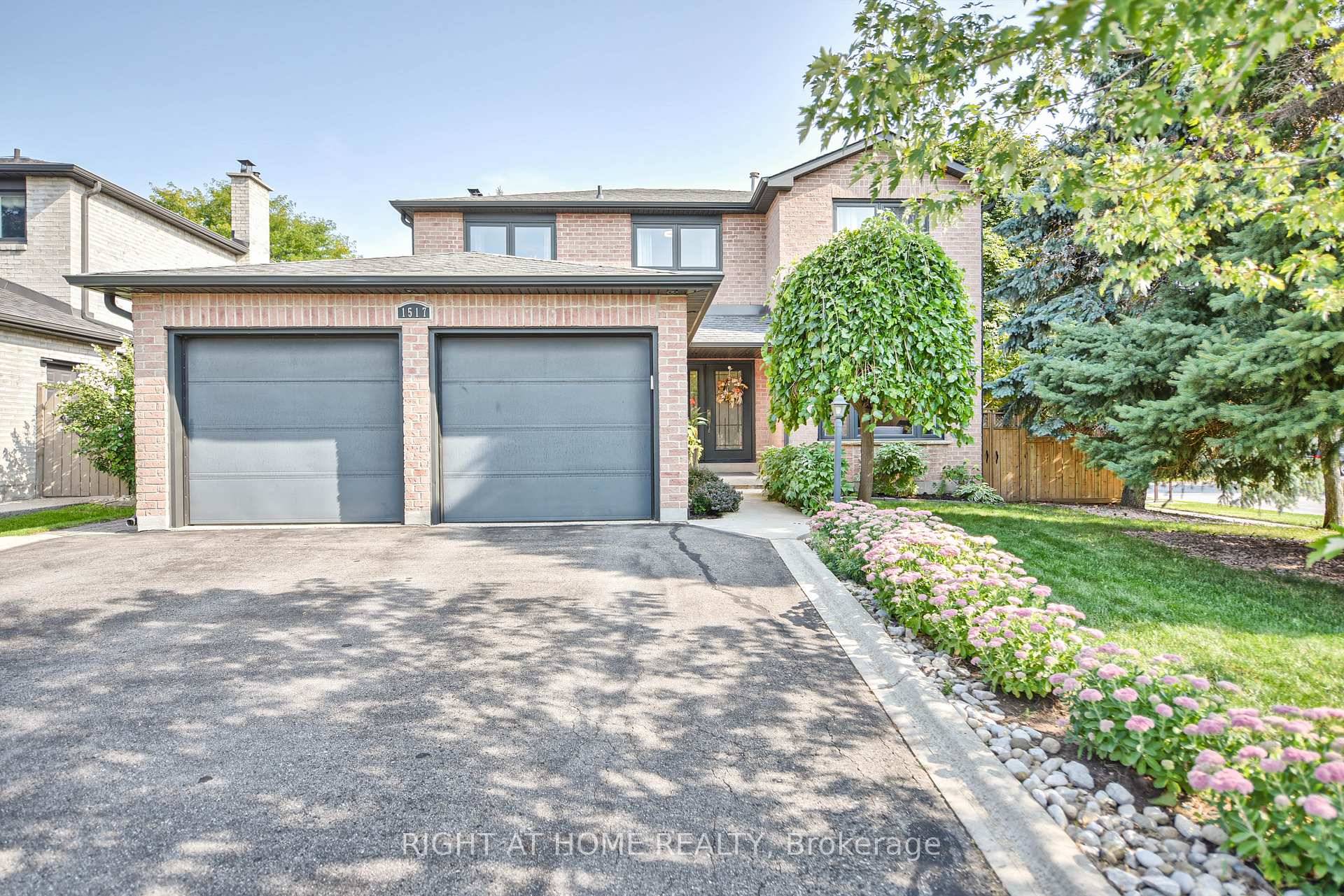 Welcome to your new home at 1517 Queensbury Cres.