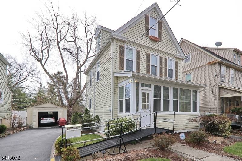 Beautifully updated colonial !