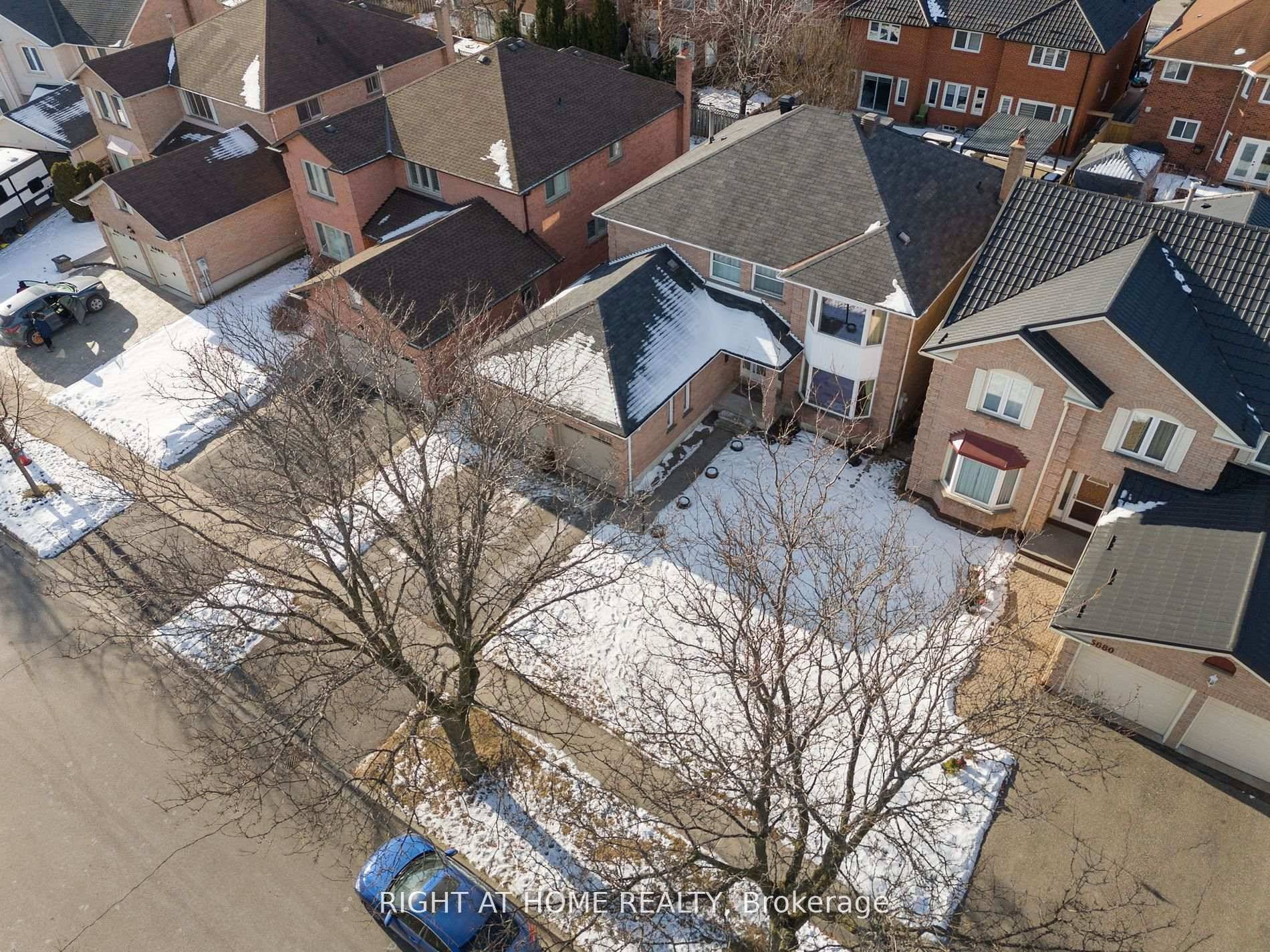 Welcome to this stunning detached home in the highly sought after East Credit neighbourhood, offering With 4 spacious bedrooms, 4 bathrooms, a double garage, and a driveway for 3 cars, ...