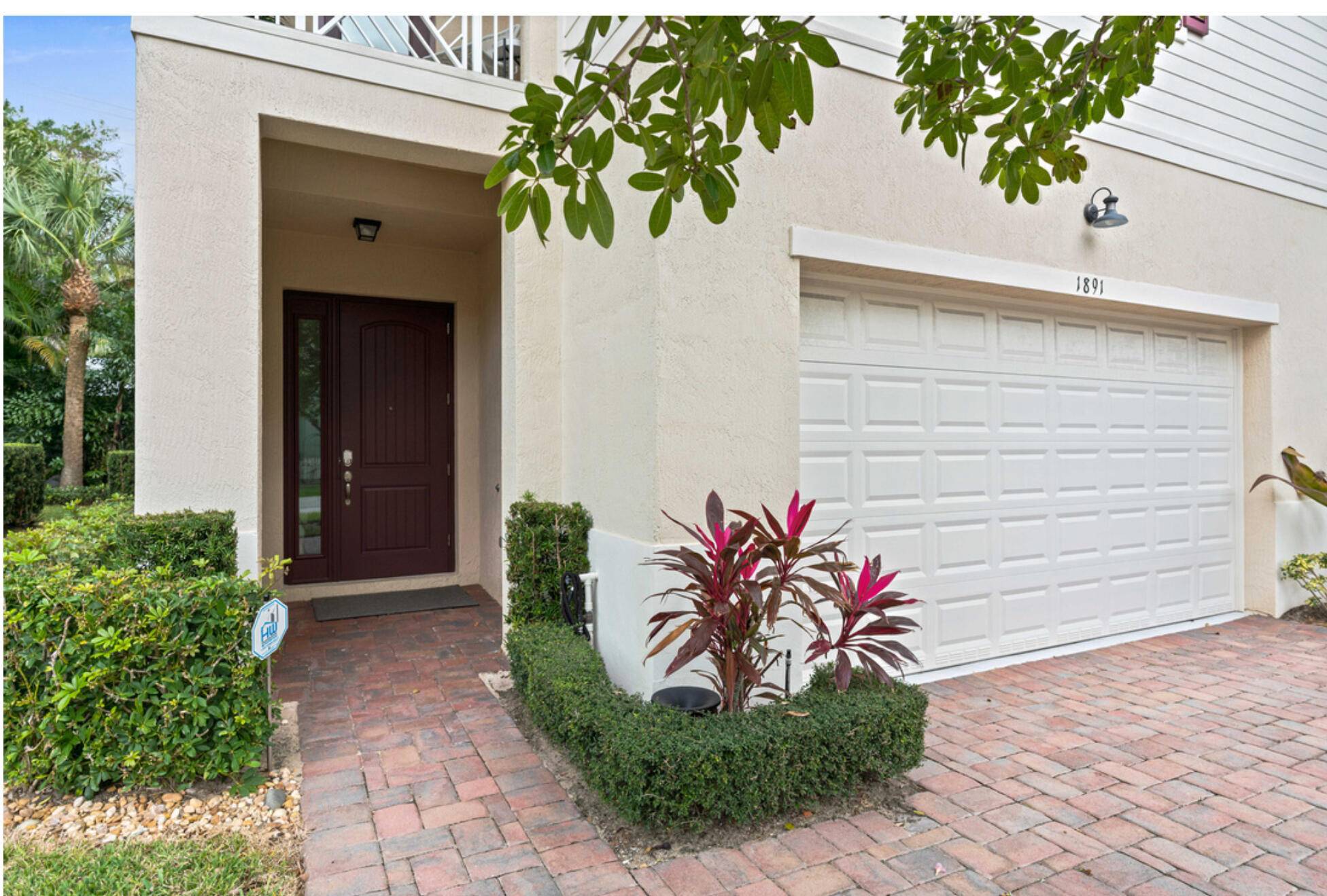Stunning Townhome in Gated CommunityWelcome to this beautifully updated townhome located in the heart of North Palm Beach, offering the perfect blend of luxury and convenience.