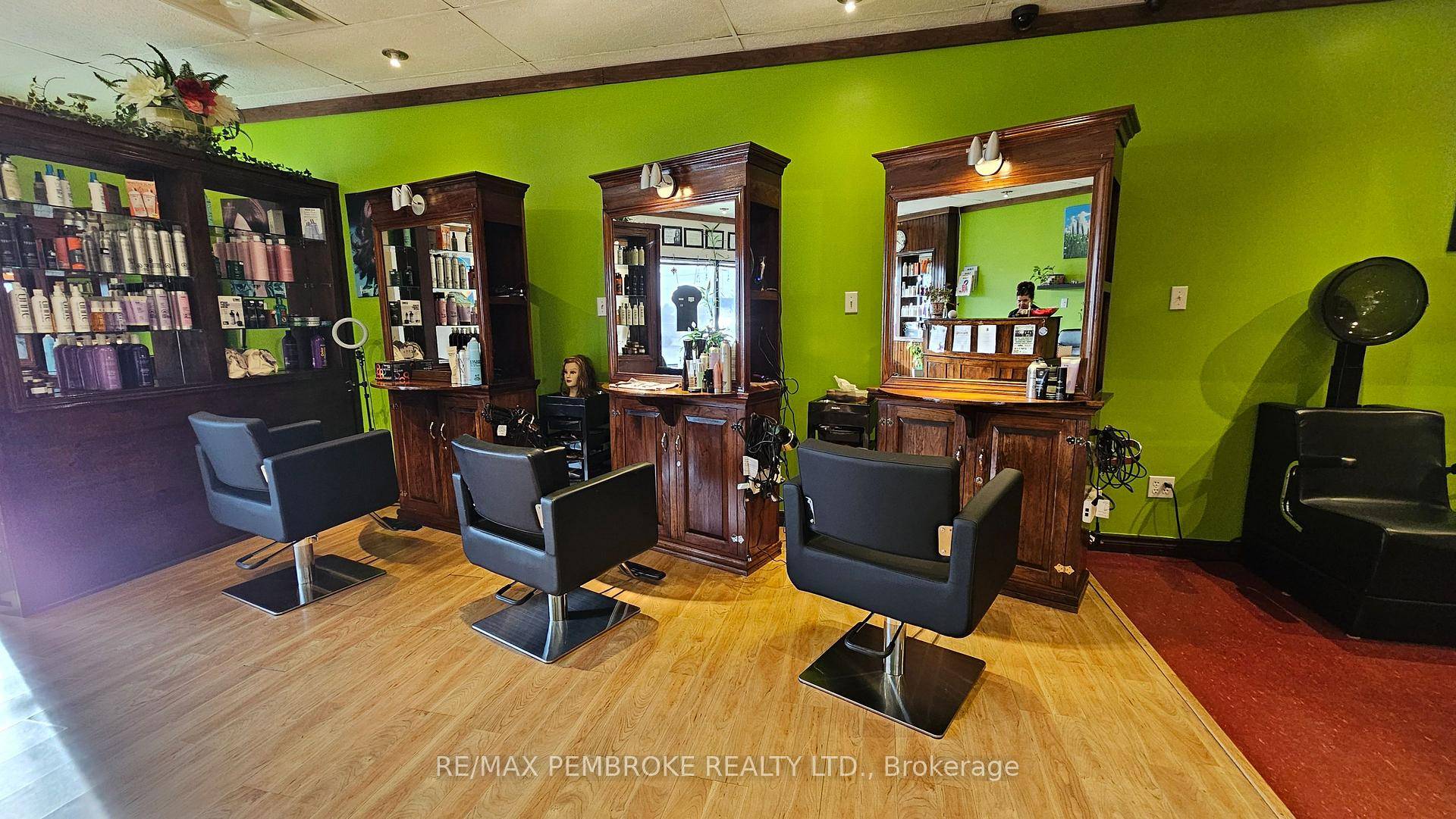 Step in to this thriving hair salon, in business over 15 years !