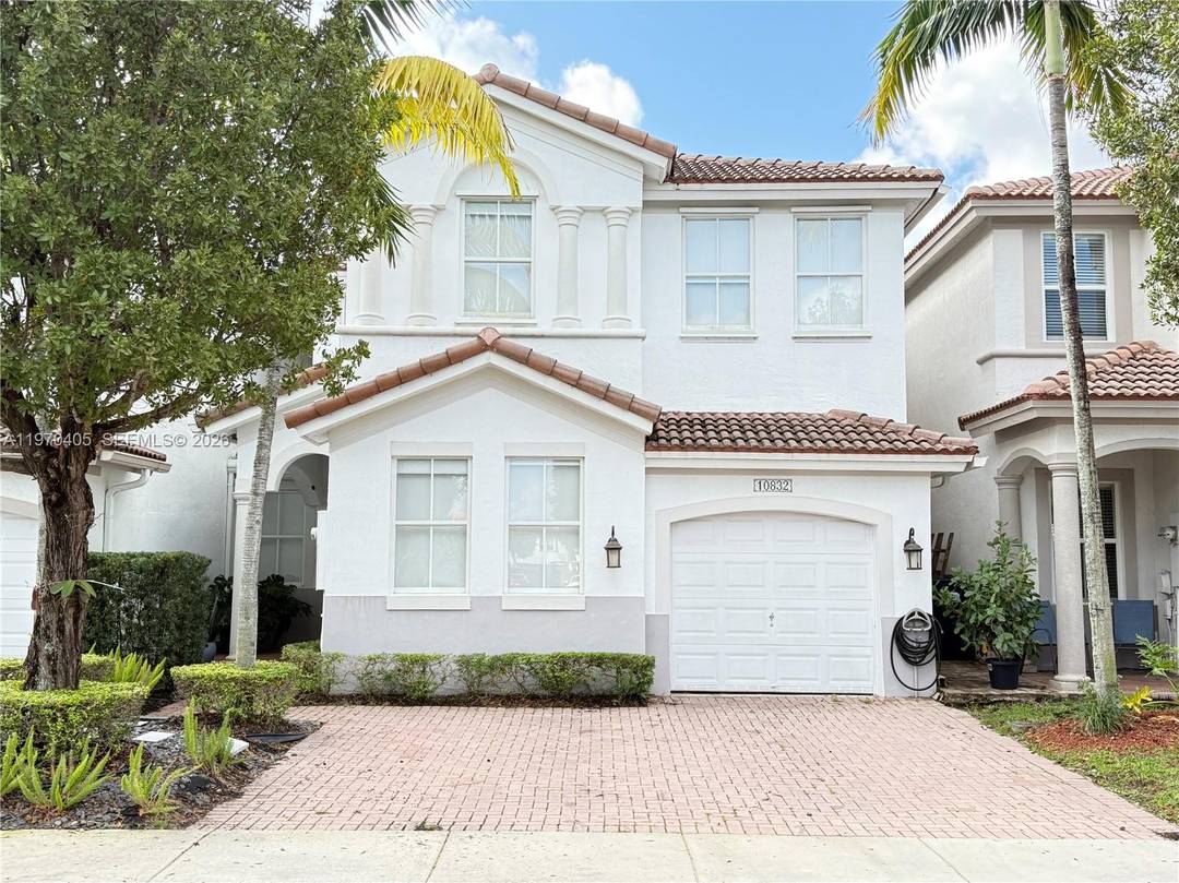Coach Townhouse. Two Blocks away from MIDTOWN DORAL.