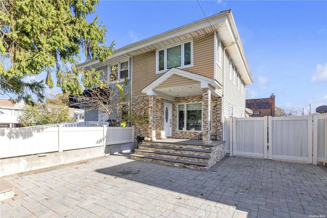 Welcome to this beautifully maintained 3 bedroom, 2.