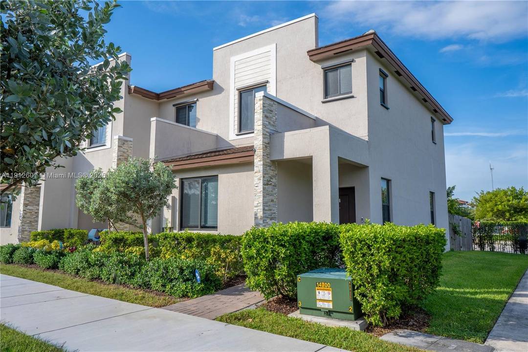 Discover an exceptional opportunity to invest and live in this 2022 built corner townhouse in Miami.