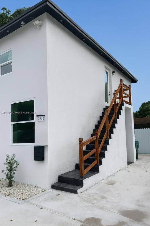 Investor Opportunity ! Discover this spacious duplex in the heart of Miami, offering 2 well maintained units currently rented in short terms through various platforms at 135 per night rate ...