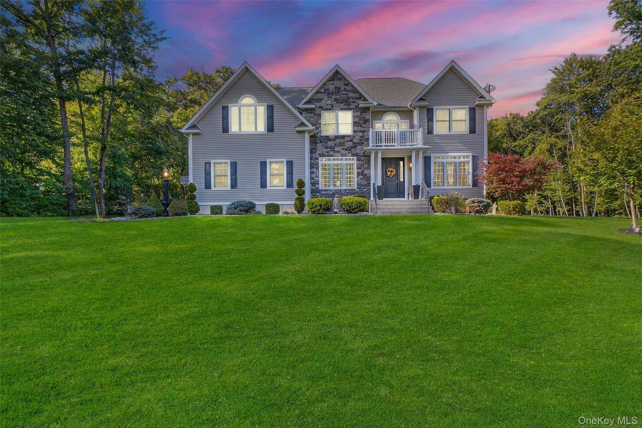 This colonial offers more than 4, 000 sq.