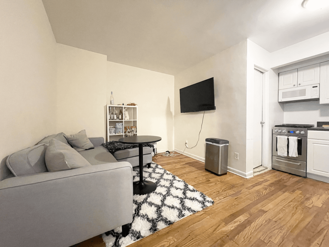 This is a beautiful 2 bedroom Apartment, Equal sized bedrooms, exposed brick, windows and closet space for each space.