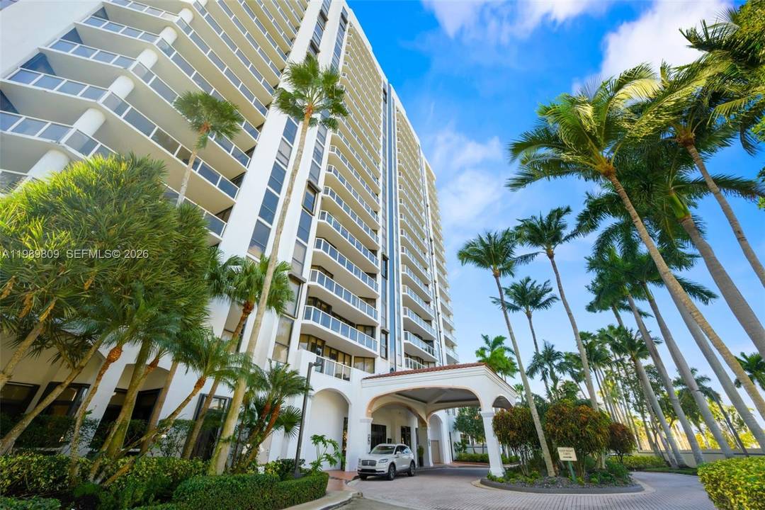 2 Bed 2 Bath with Spectacular Intracoastal amp ; Skyline Views Harbor Tower, Aventura Experience elevated living in this bright and spacious residence featuring panoramic Intracoastal, marina, and city views ...