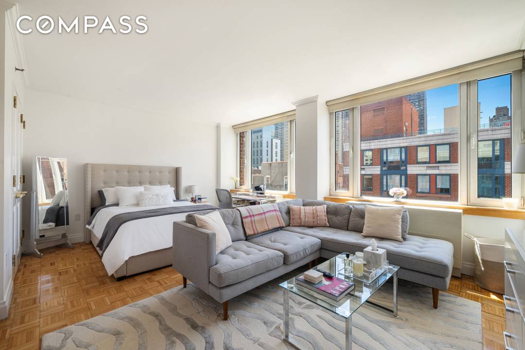 Residence 6M at the beloved Impala Condominium is the New York City dream !