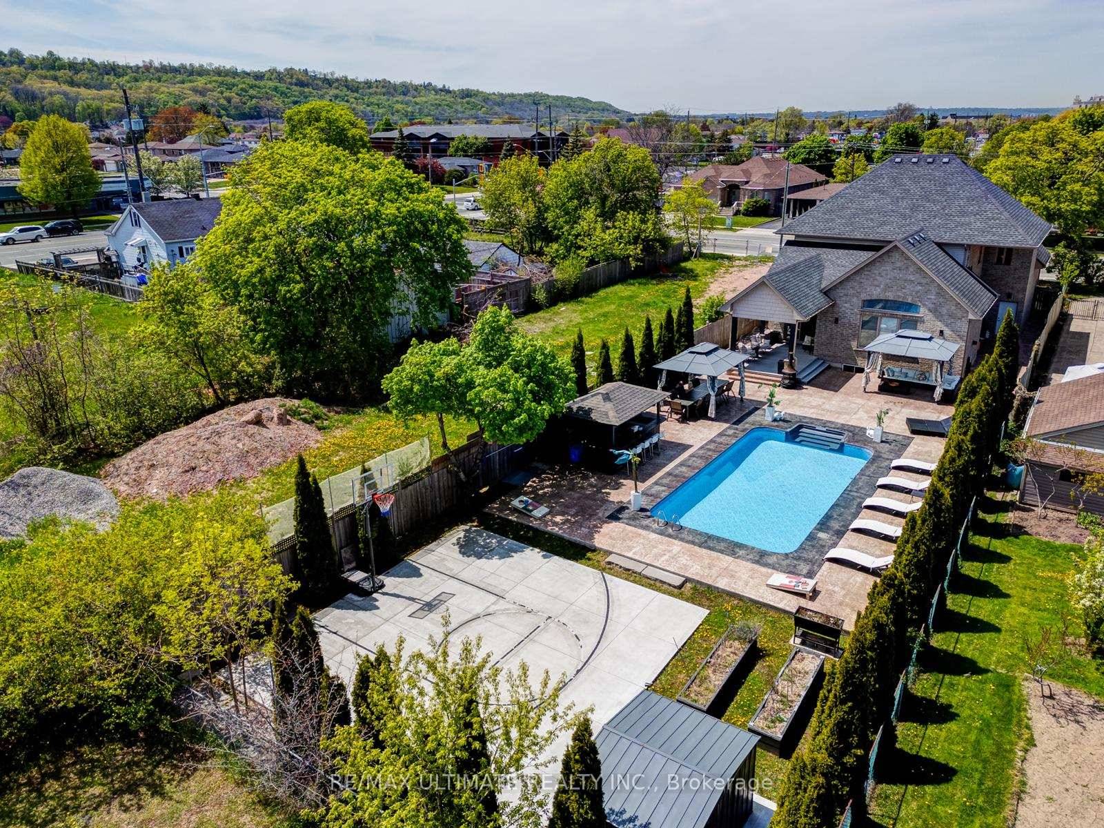 Welcome to your dream oasis in the heart of Stoney Creek !