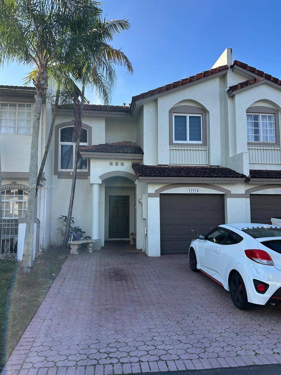 This beautiful property has 2 bathrooms and one service bathroom, completely updated, 3 large bedrooms with a very nice view of the park, a new recycled kitchen with all its ...