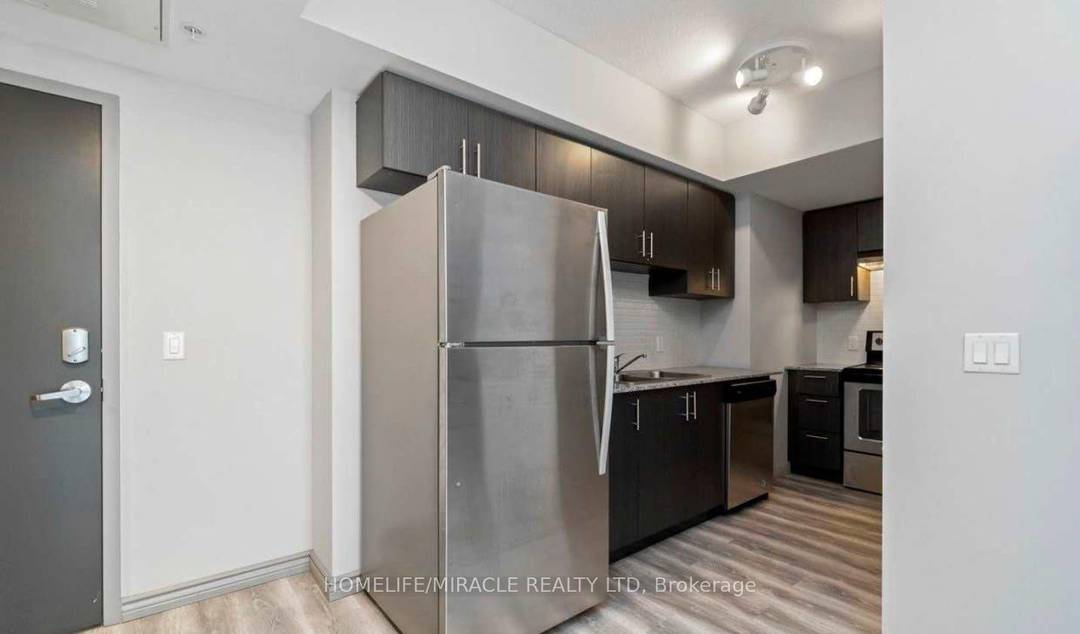 Spacious and well maintained 2 bedroom, 2 bathroom apartment available for immediate rent in the heart of Waterloo.