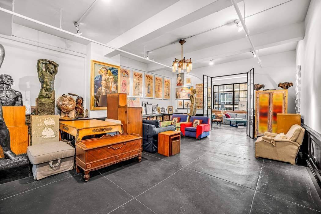 This spectacular full floor Live in Work Loft is in a classic 1920s textiles factory building, blended harmoniously with new construction.