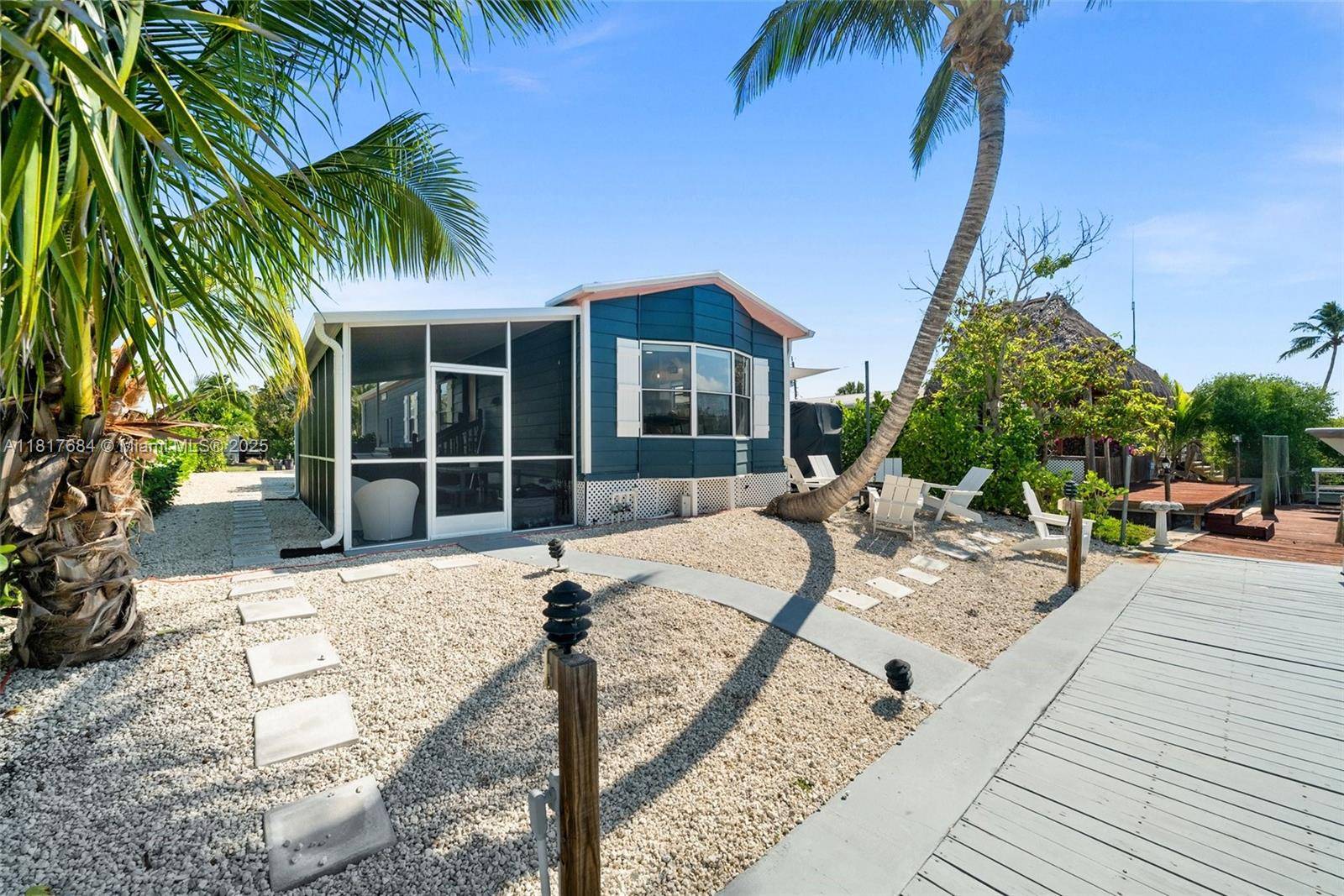 Waterfront paradise with direct Gulf access !