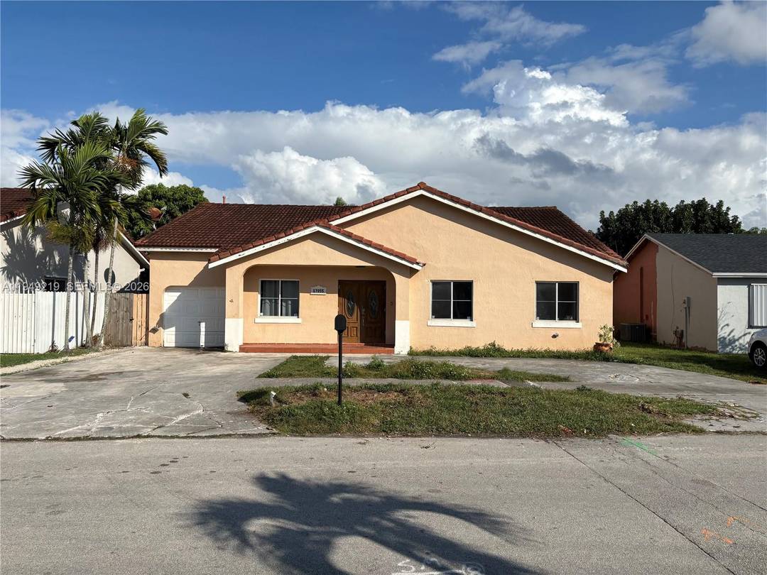 Well located single family home near the desirable Kendall West area, offering a functional floor plan and excellent potential for personalization or investment.