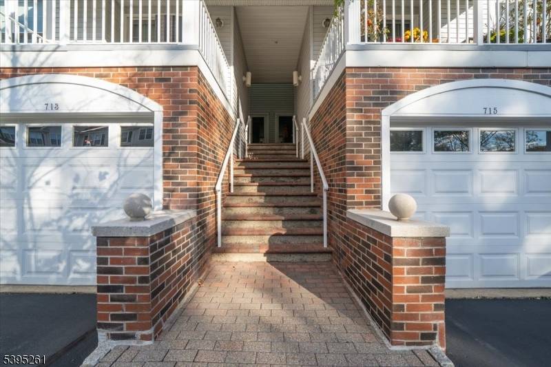 BRIGHT, LIGHT, AND BEAUTIFUL TOWNHOME in highly desirable Berkshire Hills !