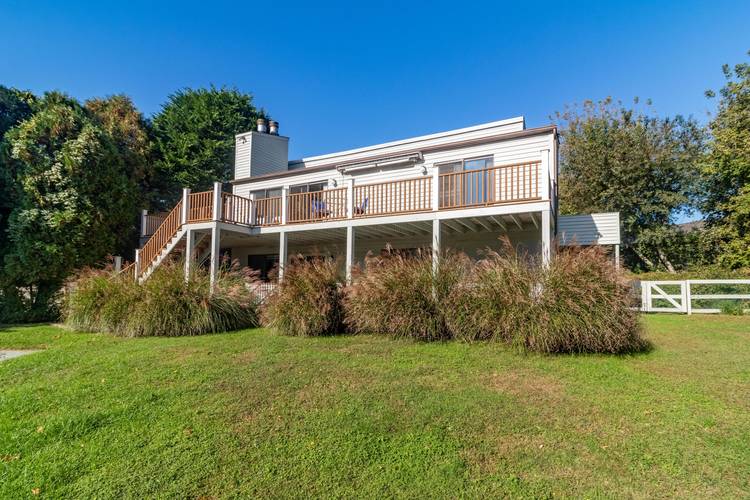 Contemporary House With Heated Pool Close to Main Street