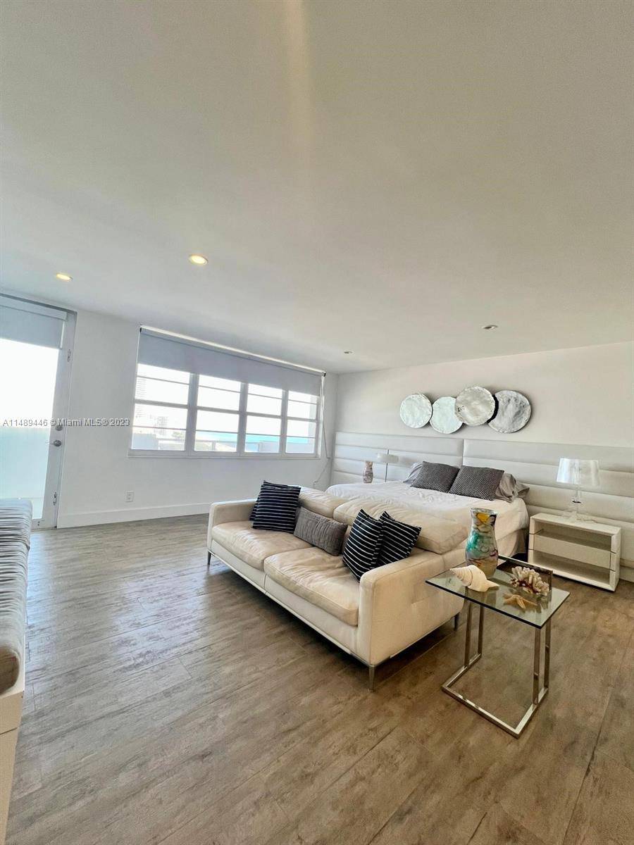 STUDIO AT THE FAMOUS DECOPLAGE BUILDING WITHIN WALKING DISTANCE TO THE BEACH AND THE MOST TRENDY RESTAURANTS AND PLACES IN SOUTH BEACH.