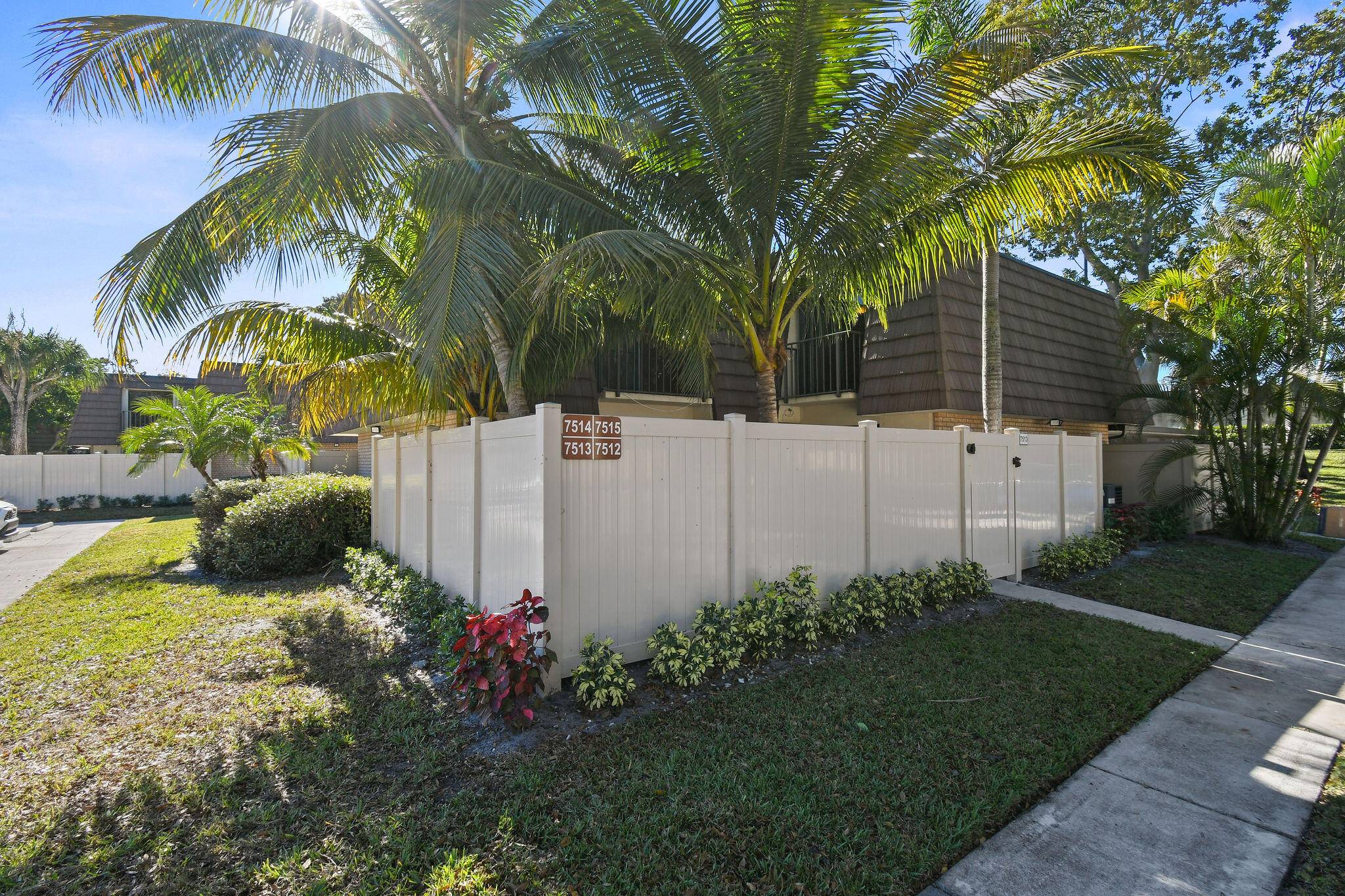 A MUST SEE ! ! SUPER NICE AND SPACIOUS TOWNHOUSE AVAILABLE IN WEST PALM BEACH.