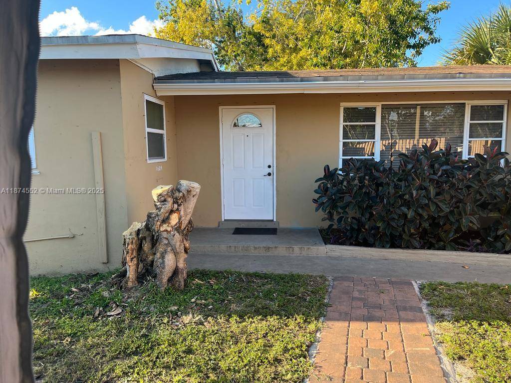 Gorgeous HOUSE, with lot of potential, the house is a 3 bedroom and 2 bathrooms and the family room has been converted into a 4th bedroom with private bathroom and ...