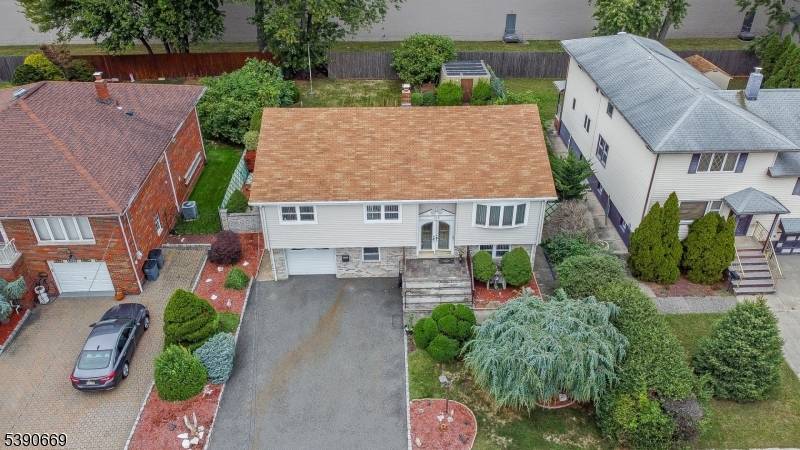 Spacious bi level home in Little Ferry !