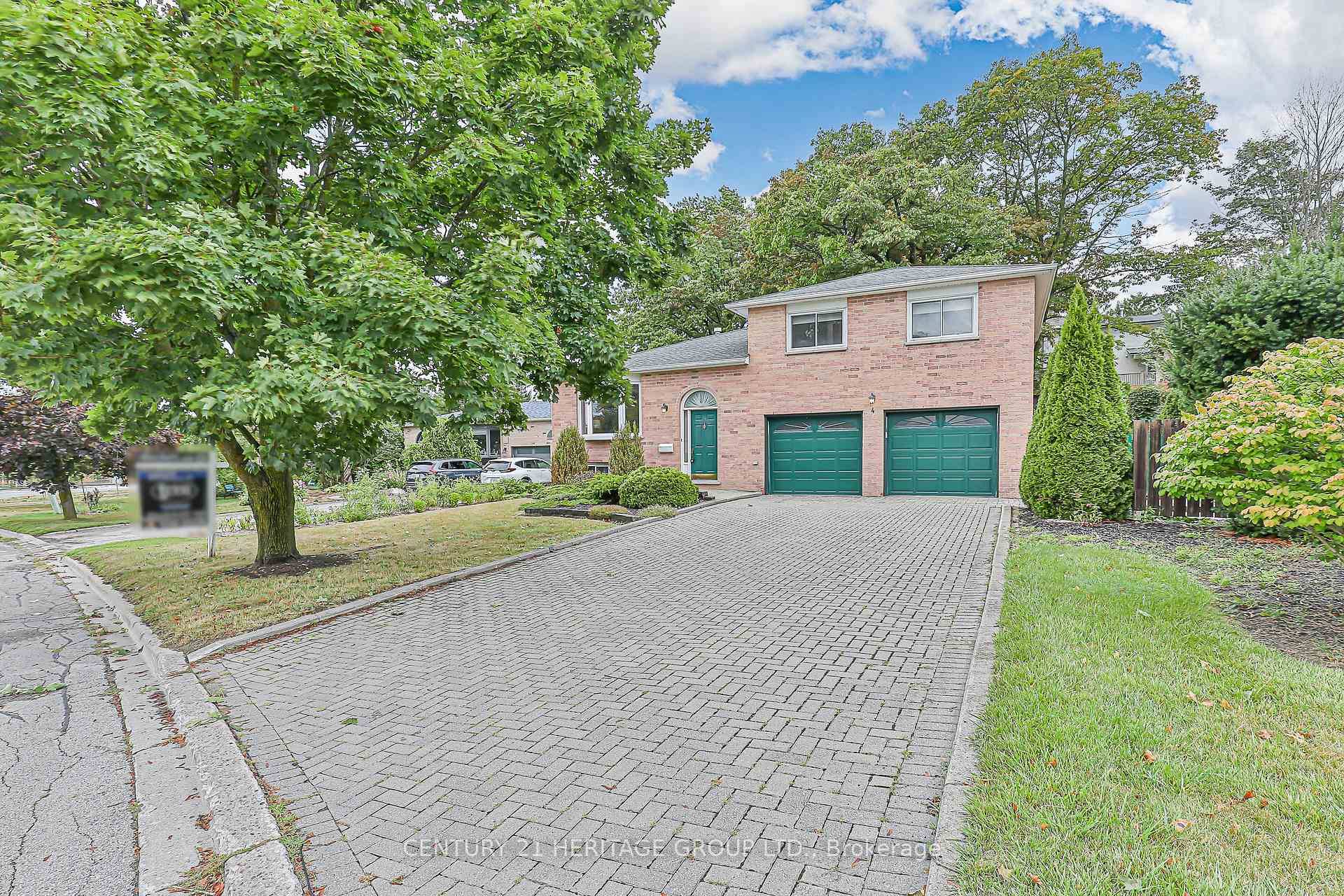 Welcome to this warm and inviting 3 bedroom, 2 bathroom home, ideally located in the heart of Holland Landing.