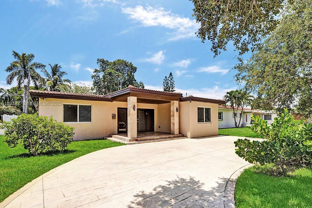 Beautiful 4 bedroom, 3. 5 bath pool home in the desirable neighborhood of Hollywood Lakes !