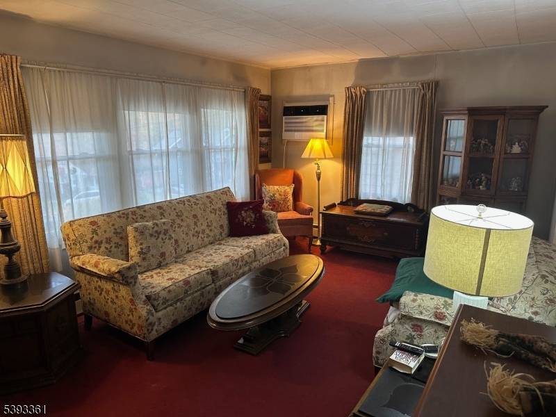 Charming Ranch in White Meadow Lake A Perfect Opportunity to Make It Your Own !