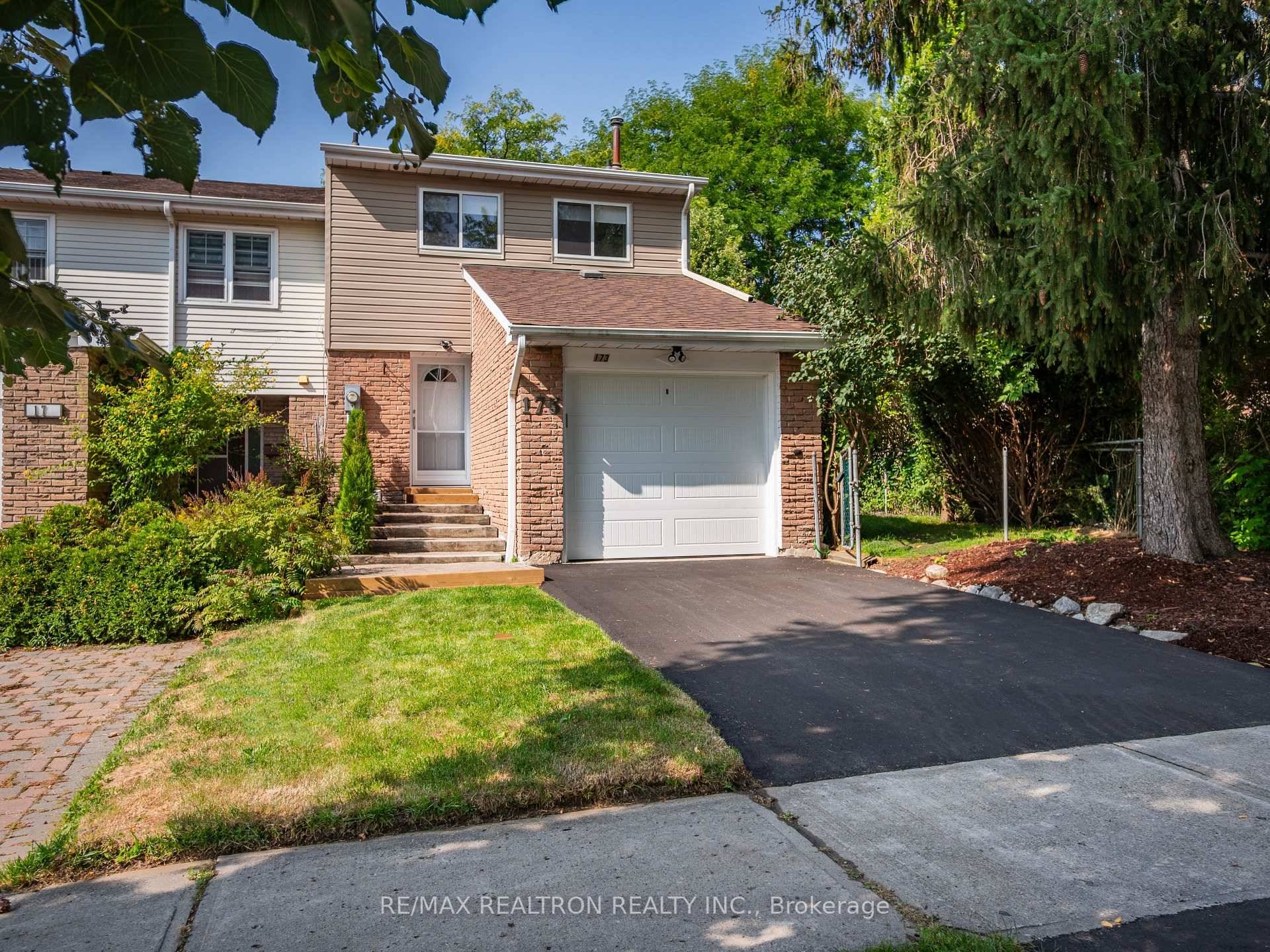 Welcome to 173 Tamarack Drive, located in the sought after Willowbrook neighbourhood !