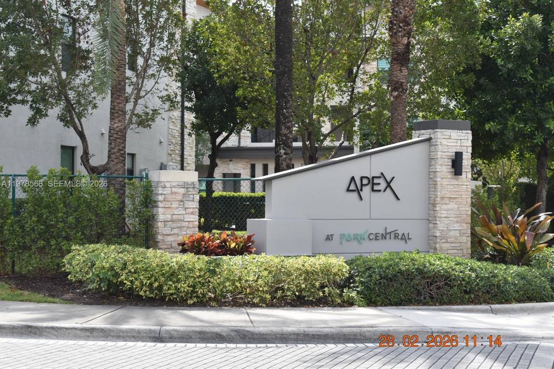 Modern amp ; Spacious 2 2 Apartment den with option for a 3rd bedroom in APEX at Park Central Doral.