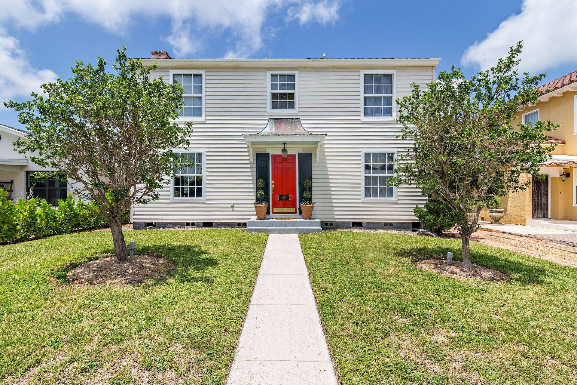 This beautiful historic 1930's home resting on a 6, 350 sqft lot is located in the desirable Southland Park.