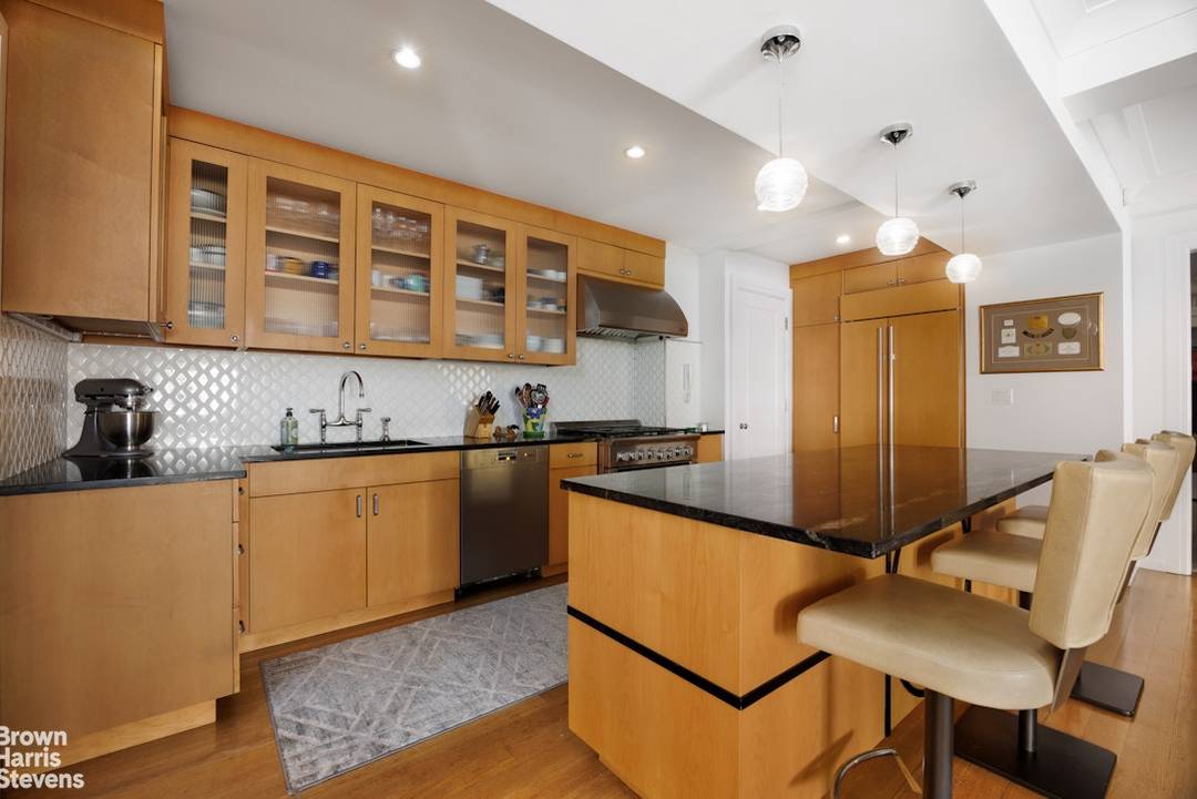 Expansive 3 Bedroom 2. 5 Bathroom Co Op Apartment with exclusive access to the quiet luxury of Gramercy Park In the heart of Manhattan's coveted and singular enclave, this bespoke ...