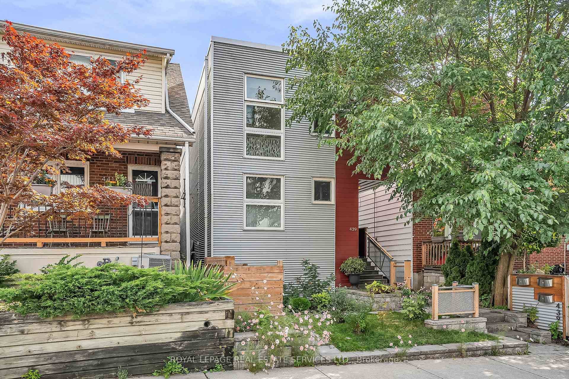 Modern and full of light 2 bedroom top floor suite in a purpose built triplex building.