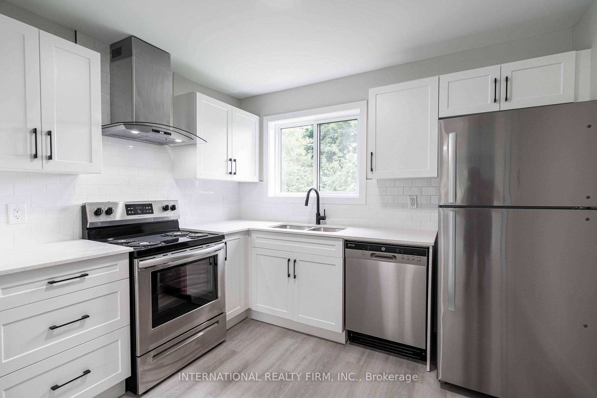 2 bedroom, 1 bathroom in the heart of the city, newly renovated with air conditioning andpersonal heating control, call today for your private showing !
