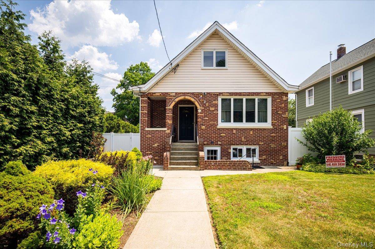 Charming 2 Bedroom, 2 Bath Rental in Farmingdale Village Discover your new home in this beautifully maintained 2 bedroom, 2 bath rental located in the heart of Farmingdale Village.